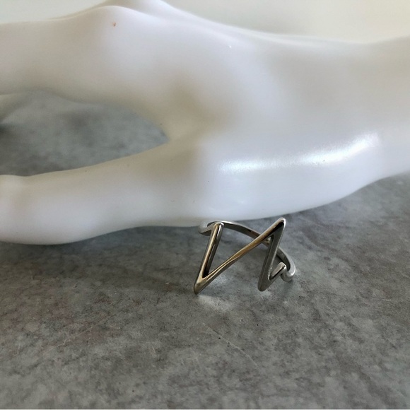 Sterling Silver Heartbeat Zig Zag Ring, Size 7 - Picture 5 of 7